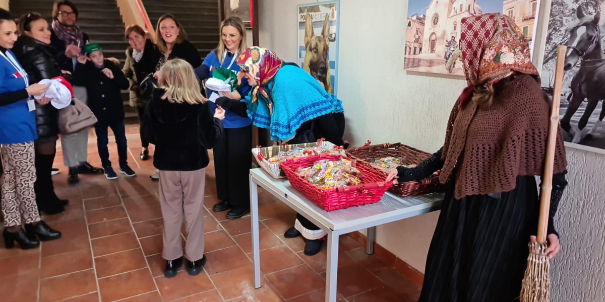 TARANTO FESTA PER I BAMBINI CON LA BEFANA DEL POLIZIOTTO SAP